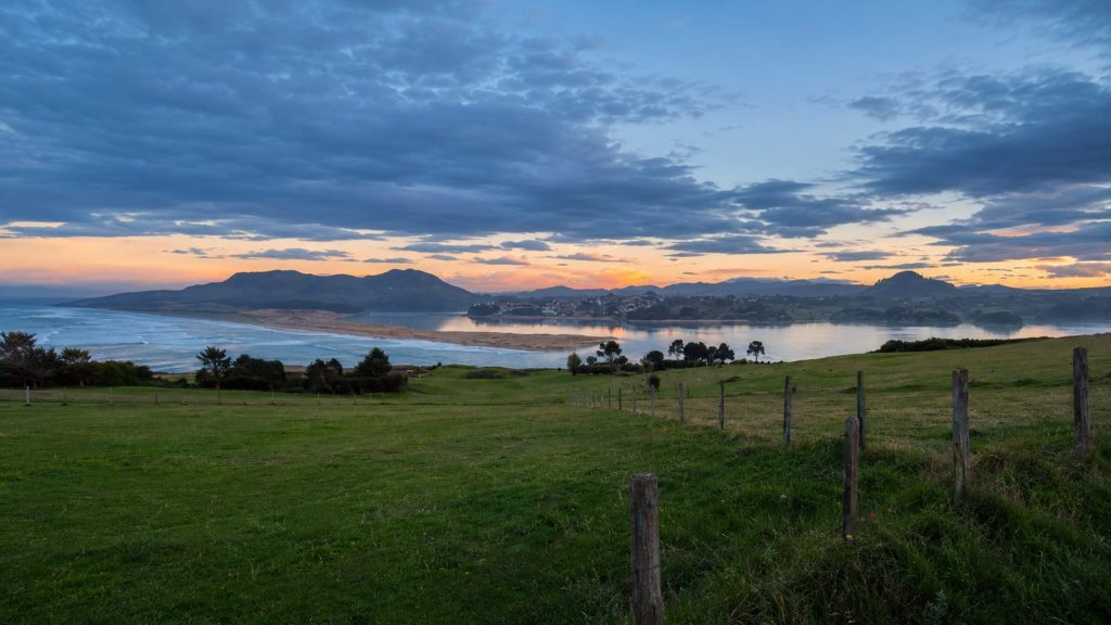 Vistas de la costa de Cantabria desde un tejado