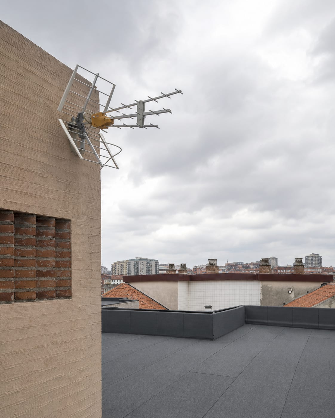 Antena de televisión instalada en la fachada de un edificio
